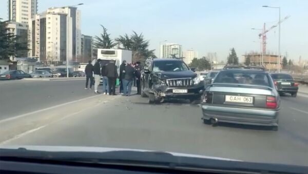 Авария в Тбилиси - Toyota Prado против грузовика Mercedes - Sputnik Грузия