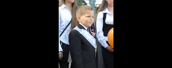 Первоклашка пытался не затанцевать на линейке, но не сдержался – забавное видео - Sputnik Грузия