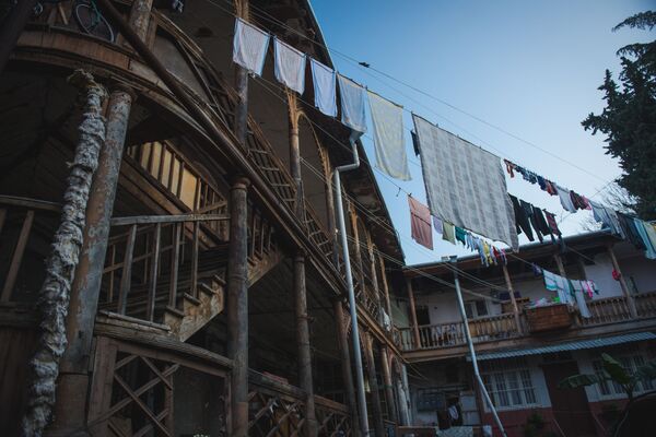 А где-то старые дворы и дома наполнены жизнью. Белье, которое сушится на улице на веревках - старая тбилисская традиция. Но главное - это сразу показывает, что этот дом не заброшен и тут живут люди - Sputnik Грузия