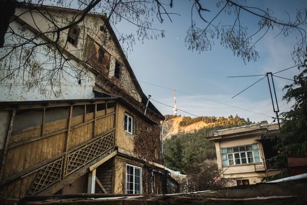 Гуляя по старому Тбилиси, кажется, что ход времени остановился. Конечно, если не вглядываться в окружающие детали. Тогда уже становится ясно, какой сейчас век на дворе - Sputnik Грузия