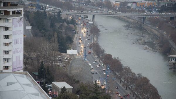 Вид на город Тбилиси. Набережная Куры и движение автомобилей по дороге - Sputnik Грузия