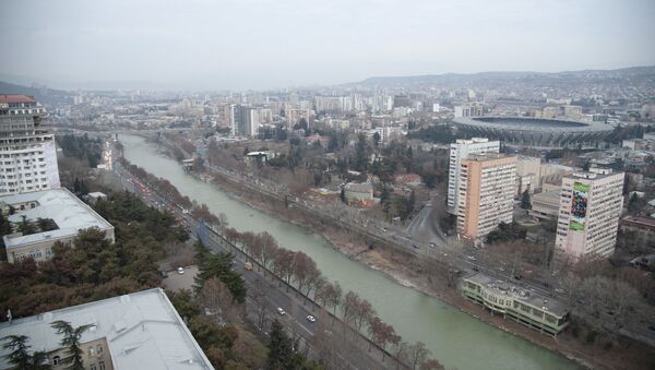 Вид на город Тбилиси. Набережная Куры и движение автомобилей по дороге - Sputnik Грузия