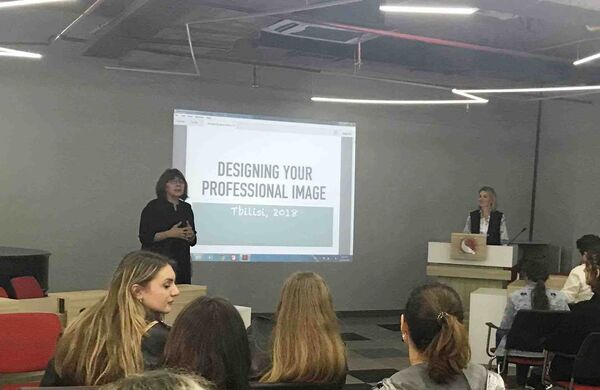 „ატრაქციონი“ ტურისტებისთვის: არქიტექტურული კიჩები და ძველი თბილისის „შეჭმული“ ხიბლი „ატრაქციონი“ ტურისტებისთვის: არქიტექტურული კიჩები და ძველი თბილისის „შეჭმული“ ხიბლი - Sputnik საქართველო