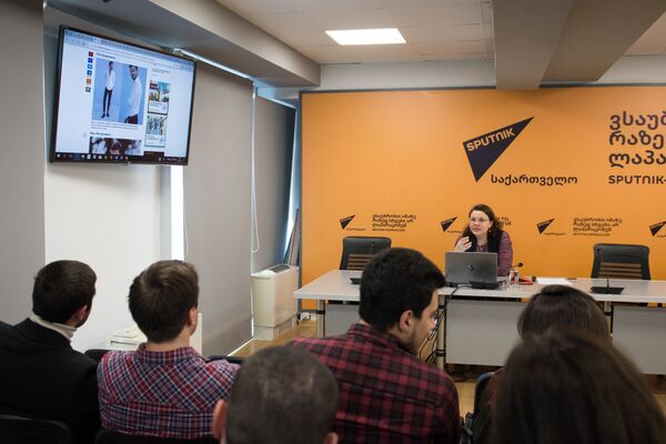 Руководитель проекта Sputnik Грузия Оксана Воинцева рассказала присутствующим гостям о том, как сайт стал успешным проектом и чем он отличается от других СМИ - Sputnik Грузия