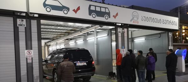 Один из центров проверки автомобилей. Машины проходят техосмотр - Sputnik Грузия
