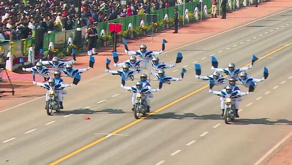 Индийские военные мотоциклисты показали мастерство на параде в Нью-Дели - Sputnik Грузия