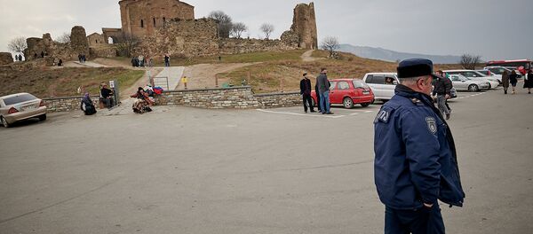 Сотрудник полиции у монастыря Джвари - Sputnik Грузия