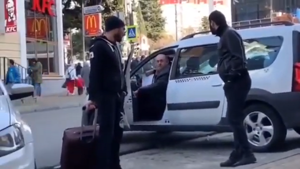 Молодые парни разыграли таксистов в Сочи, крадя клиента нереальным тарифом – видео - Sputnik Грузия