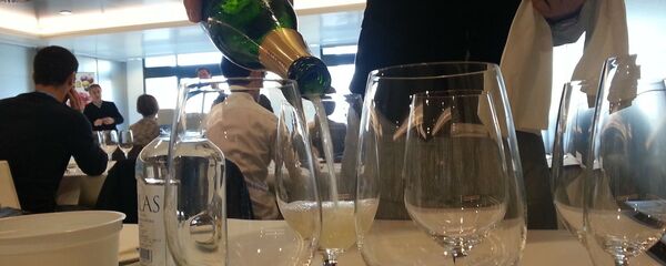 სომელიე ასხამს შამპანურს - Sputnik საქართველო