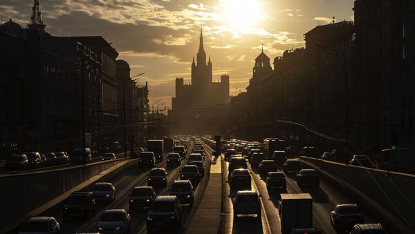 Автомобили едут по Большой Садовой улице в Москве - Sputnik Грузия