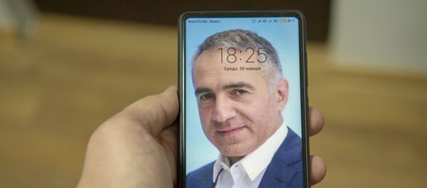 Фото министра образования Михаила Батиашвили на заставке телефона - Sputnik Грузия