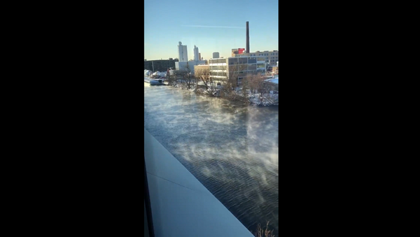 В Чикаго очевидец снял на видео дымящуюся от холода реку - Sputnik Грузия