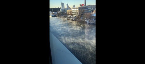 В Чикаго очевидец снял на видео дымящуюся от холода реку В Чикаго очевидец снял на видео дымящуюся от холода реку - Sputnik Грузия