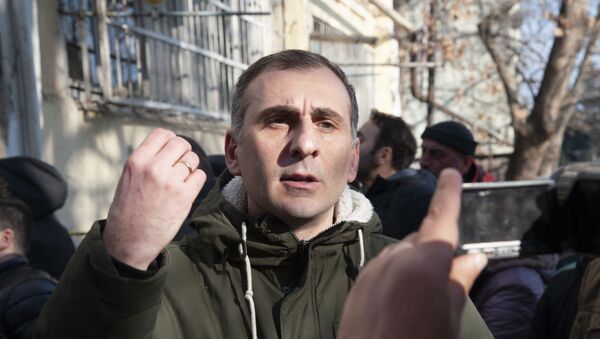 Алеко Элисашвили дает интервью журналистам на месте происшествия - Sputnik Грузия