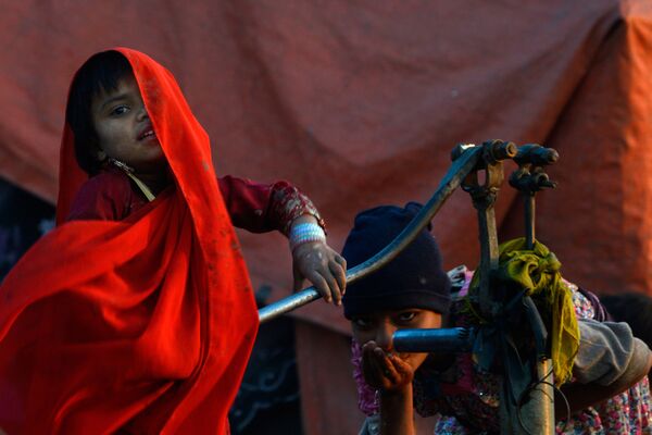 Цыганский ребенок пьет воду у ручного насоса в Лахоре, Пакистан - Sputnik Грузия