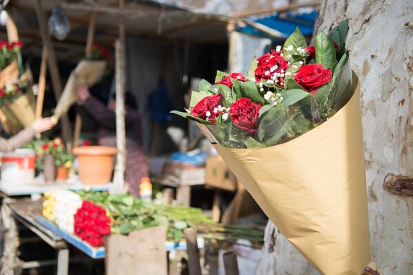 Какие цветы принято дарить на 8. Какие цветы дарили в 90-х. Рынок Орбелиани Тбилиси цветочный рынок.