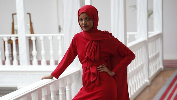 Халима Аден стала первой моделью в хиджабе, подписавшей контракт с крупным агентством и появившейся на обложке британского Vogue. Несмотря на нетипичный для подиума образ, сомалийке удалось стать одной из самых востребованных моделей современности - Sputnik Грузия