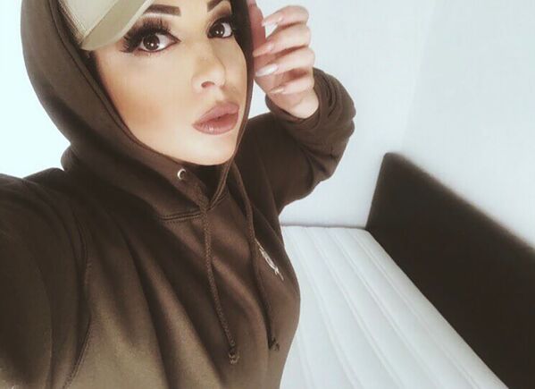 Иман Алдебе - мусульманский дизайнер, у которой всегда была страсть к моде. Она начала изучать дизайн одежды в подростковом возрасте, а позже стала думать о том, как изобретать красивые модели хиджабов, модные платки и мусульманскую одежду - Sputnik Грузия