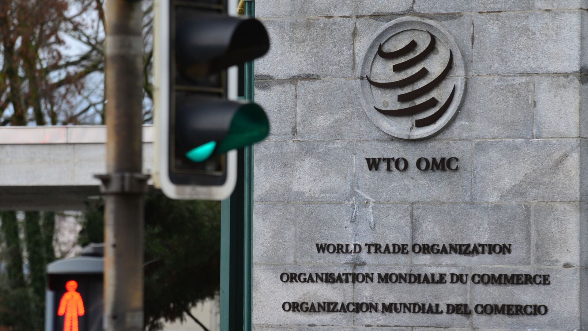 Эмблема Всемирной торговой организации (ВТО) возле здания штаб-квартиры организации в Женеве. - Sputnik Грузия, 1920, 12.04.2022