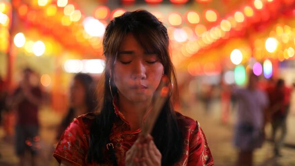 Девушка во время молитвы на праздновании китайского Нового года в Таиланде  - Sputnik Грузия