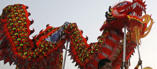 Исполнение традиционного танца дракона во время празднования китайского Нового года в Камбодже  - Sputnik Грузия