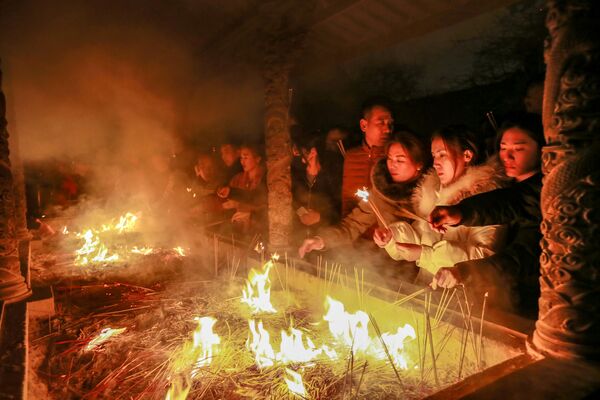 Во время празднования Нового года в Китае люди зажигают ароматические свечи и молятся на удачу - Sputnik Грузия