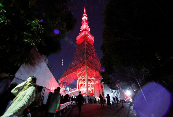 Новый год – один из самых любимых и важных для жителей страны восходящего солнца праздников. В Токио в честь китайского Нового года включают подсветку телевизионной башни. На каждом шагу можно встретить праздничные распродажи, уличную еду, а также тематический декор - Sputnik Грузия