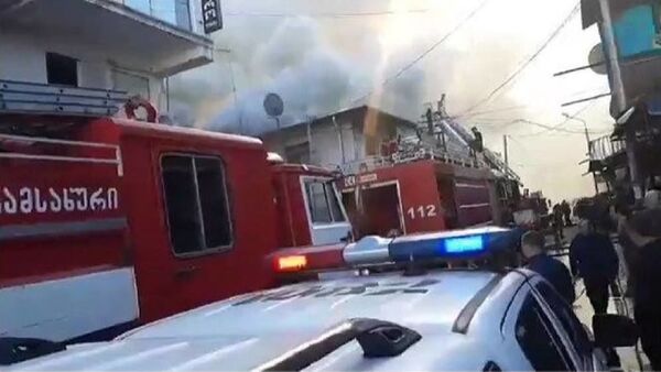 Пожар в центре Батуми в жилом доме тушили 60 пожарных - видео с места ЧП - Sputnik Грузия