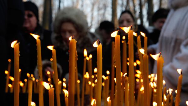 Свечи у часовни Ксении Петербургской (Блаженной) на Смоленском кладбище в Санкт-Петербурге - Sputnik Грузия