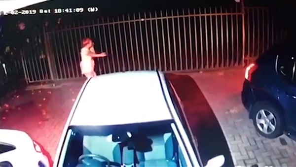 Мать с ребенком на руках отбилась от вооруженных грабителей – видео - Sputnik Грузия