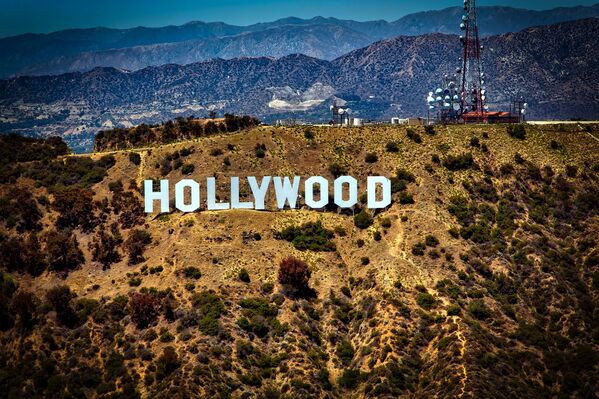 Лидером в списке самой дорогой достопримечательности является знаменитая надпись Hollywood на Голливудских холмах в Лос-Анджелесе. Покупатели готовы заплатить сумму от полутора миллионов долларов, что на 1057% больше стоимости жилья в любом другом месте Лос-Анджелеса
 - Sputnik Грузия