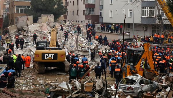 Спасательные работы на месте обрушения многоэтажного жилого дома в Турции - Sputnik Грузия