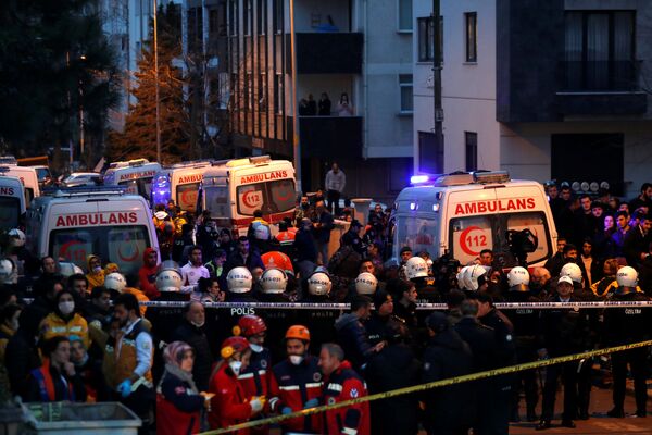 На месте происшествия дежурят машины скорой помощи, полиция, пожарные - Sputnik Грузия
