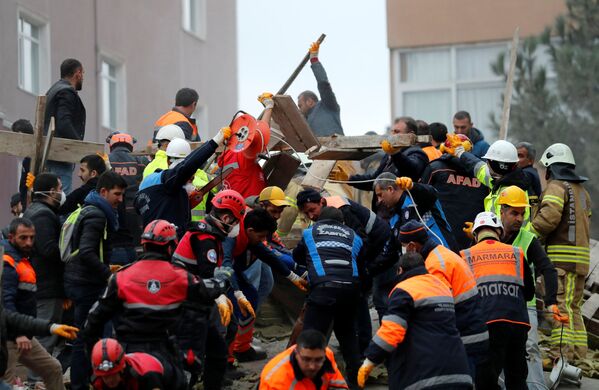Сотрудники спасательных служб не исключают, что под завалами находятся еще десятки человек


 - Sputnik Грузия