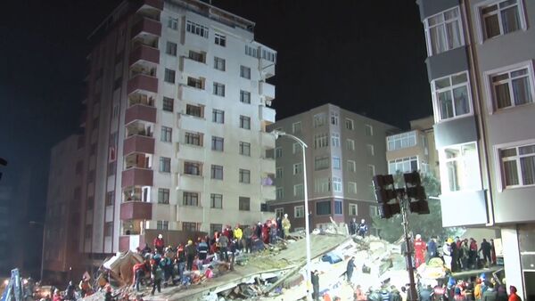 Разбор завалов после обрушения дома в Стамбуле - видео с места ЧП - Sputnik Грузия