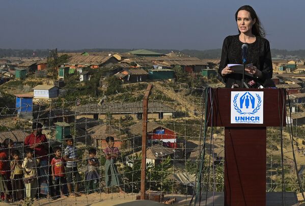 Актриса и посланник ООН по делам беженцев Анджелина Джоли во время визита в Бангладеш - Sputnik Грузия
