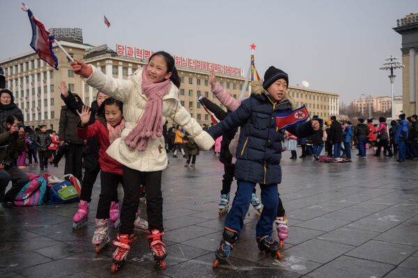 Дети играют на площади Ким Ир Сена во время празднования лунного Нового года в Пхеньяне - Sputnik Грузия