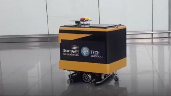 Робот-уборщик за 2,5 миллиона тенге помыл пол в аэропорту Астаны  - Sputnik Грузия