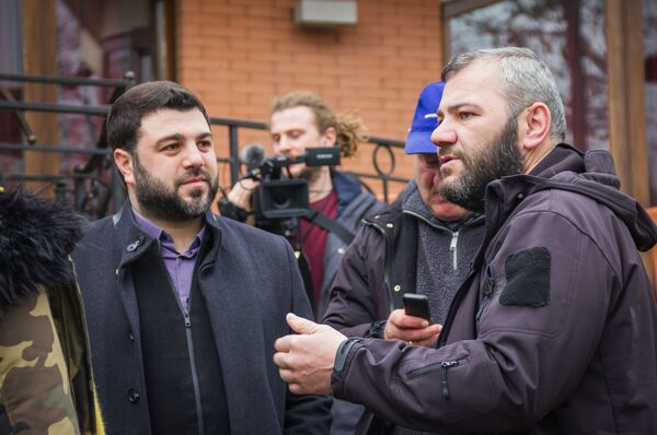 Ряд представителей общественности выражают поддержку Мамаладзе. Например, Заза Саралидзе (на фото справа) - отец убитого в драке школьника - Sputnik Грузия
