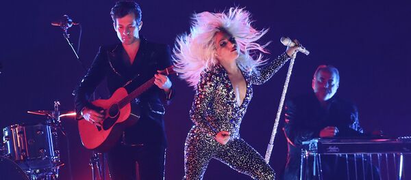 Леди Гага и Марк Ронсон исполняют песню Shallow на 61-й церемонии Грэмми - Sputnik Грузия