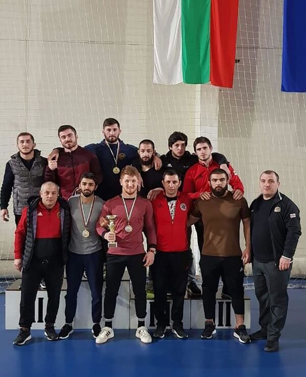 Грузинские борцы завоевали все золото на турнире в Болгарии Грузинские борцы завоевали все золото на турнире в Болгарии - Sputnik Грузия