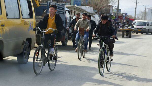 Кабульские мальчишки на велосипедах - Sputnik Грузия
