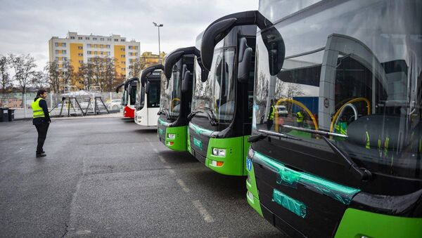 Каха Каладзе осматривает новые автобусы на польмком заводе компании MAN - Sputnik Грузия