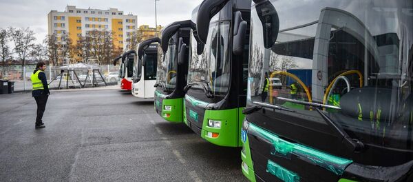 Каха Каладзе осматривает новые автобусы на польмком заводе компании MAN Каха Каладзе осматривает новые автобусы на польмком заводе компании MAN - Sputnik Грузия