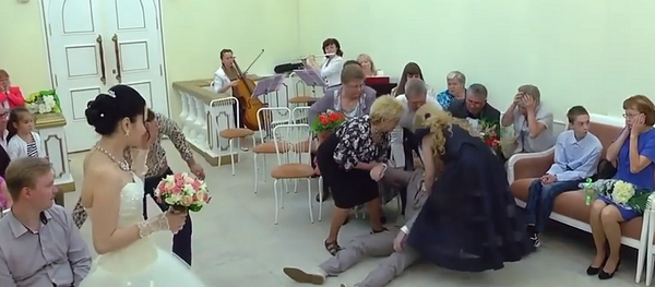 Реакция невесты на упавшего в обморок жениха разозлила пользователей Сети – видео Реакция невесты на упавшего в обморок жениха разозлила пользователей Сети – видео - Sputnik Грузия