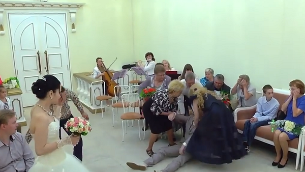 Реакция невесты на упавшего в обморок жениха разозлила пользователей Сети – видео - Sputnik Грузия