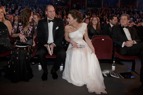 Герцог и герцогиня Кембриджские посещают церемонию третий год подряд. На красной дорожке мероприятия Кейт блистала в элегантном белом платье от Alexander McQueen, а принц Уильям в черном смокинге - Sputnik Грузия