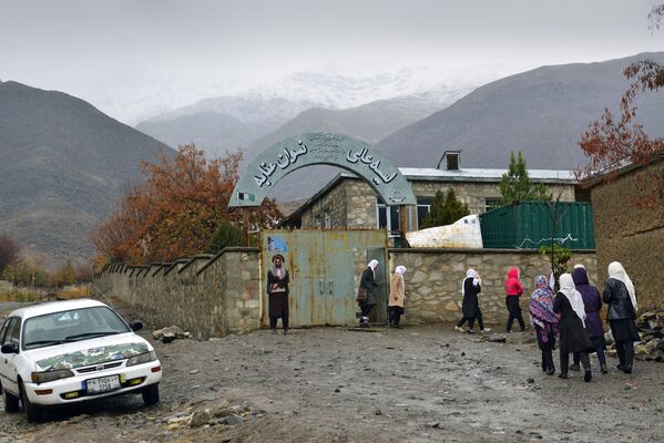 В городе Базараке даже промозглая дождливая погода не перебивает размеренный темп жизни. Группа мужчин на местном базаре обсуждают последние новости, дети идут в школу. На приезжих иностранцев смотрят как на некоторую экзотическую диковинку, но совершенно без неприязни, которую, порой, можно увидеть во взглядах жителей афганской столицы - Sputnik Грузия