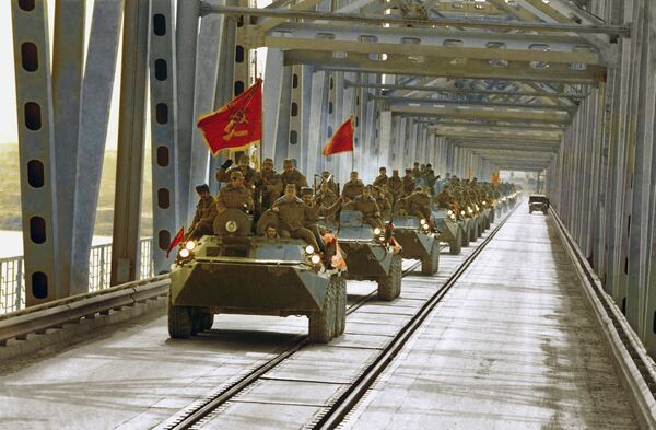 Колонна бронетранспортеров на мосту в Термезе во время вывода советских войск из Афганистана. 14 февраля 1989 года - Sputnik Грузия