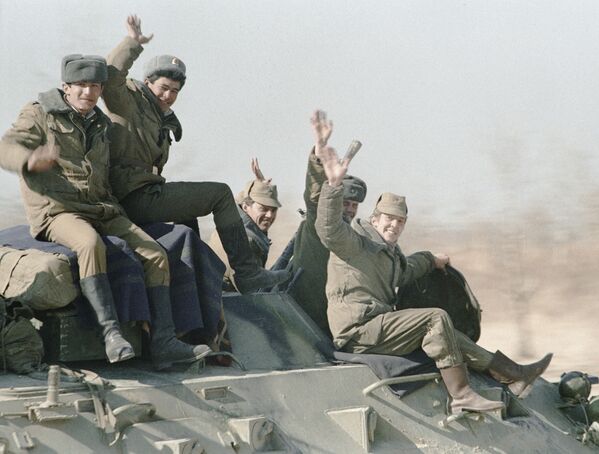 Возвращение домой. Снимок сделан во время вывода Ограниченного контингента советских войск из Афганистана.  - Sputnik Грузия